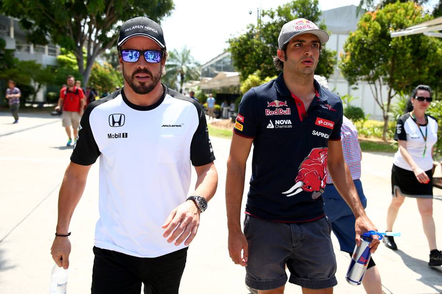 Alonso al paddock con Carlos Sainz